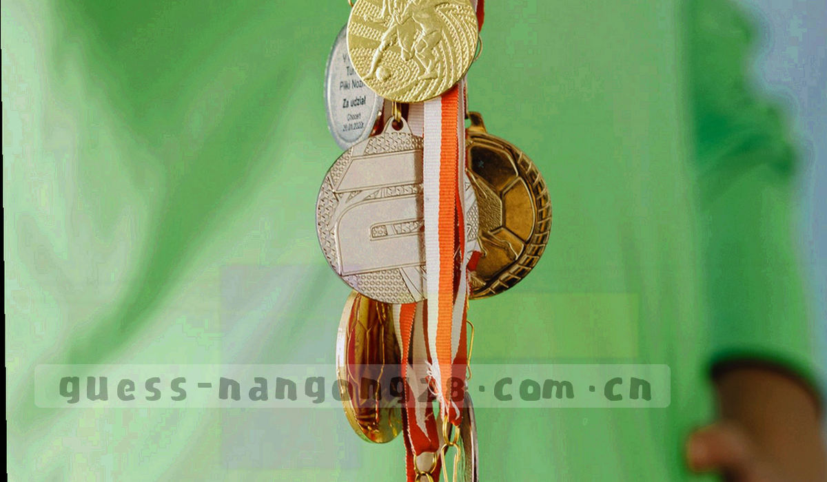 抽象数据流以金色线条沿对角线运动的体育数据背景